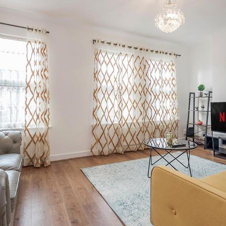 Entire Lovely Family Home With Parking, Wifi, Netflix, Self Check-In 런던 외부 사진