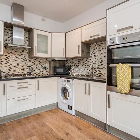 Entire Lovely Family Home With Parking, Wifi, Netflix, Self Check-In 런던 외부 사진